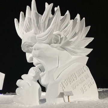 На фестивале в Кировске вологжане создали скульптуру солиста группы «Король и шут» изо льда и снега  