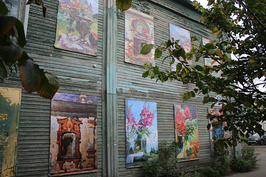 От реализма до абстракционизма: пять деревянных домов в областной столице украшены работами вологодских художников