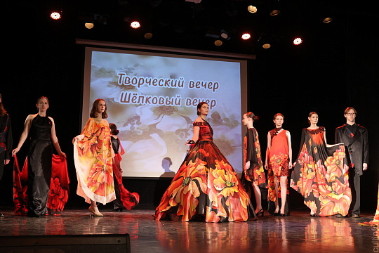 Яркое настроение создал творческий вечер «Шелковая симфония» Романа Захарова