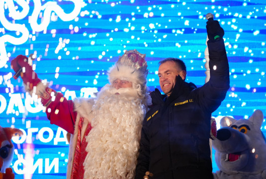 «Главное волшебство – в ваших добрых сердцах». Дед Мороз зажёг огни на главной ёлочке Вологды