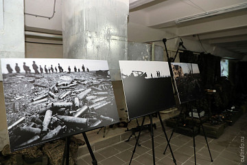 Кадры мирной жизни и военных действий в Донбассе представлены на фотовыставке донецкого военкора Дениса Григорюка