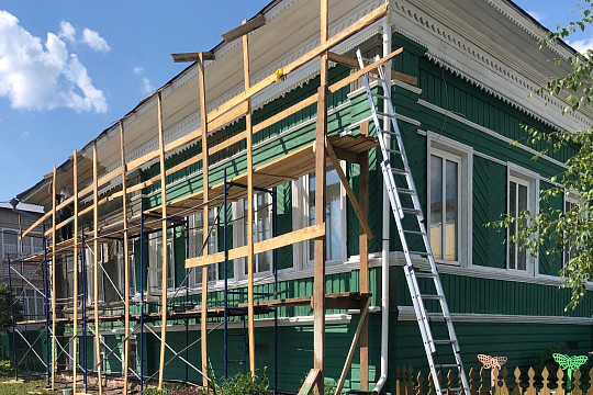 В Тотьме продолжается «Том Сойер Фест» – волонтеры красят дом Замяткина на набережной