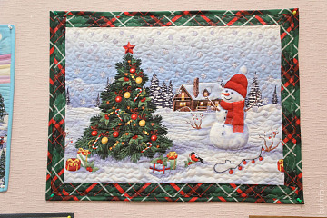 Новогодние елочки в лоскутном исполнении можно увидеть на выставке в центре «Забота»