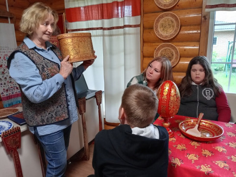 Полюбоваться на райских птиц и узнать о старинном промысле можно в Музее шекснинской золоченки семьи Барановых