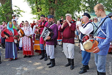 Народные песни и пляски исполнит для вологжан фольклорный ансамбль «Оглобля» 