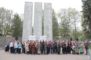 Зарождение новой традиции: в канун Дня Победы работники вологодских театров возложили цветы к Обелиску воинской славы