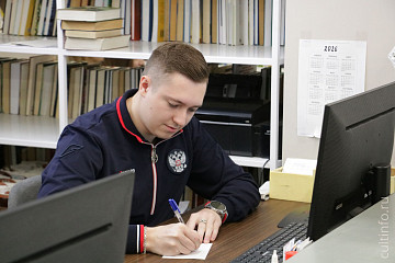  «За кафедрой – чемпионы»: спортсмен-стрелок Илья Марсов на один день стал библиотекарем 