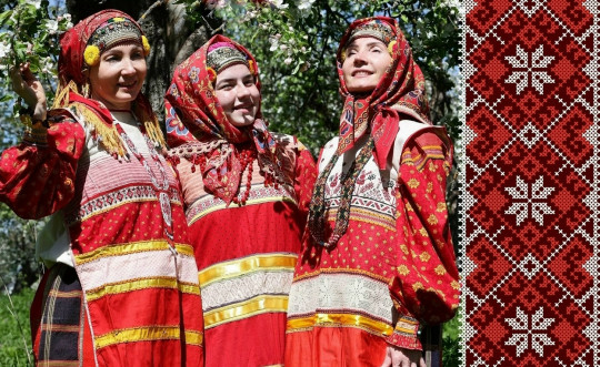 Новая выставка в Художественном музее Череповца представит взгляд на традиционный русский костюм через объектив фотографа Костаса Асимиса
