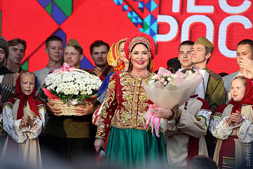 Более 90 тысяч зрителей побывали на концертах народной артистки России Надежды Бабкиной и ансамбля «Русская песня»