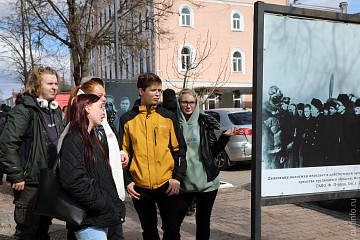 На экскурсии по уличной фотовыставке о вологодских тружениках тыла приглашает Госархив 