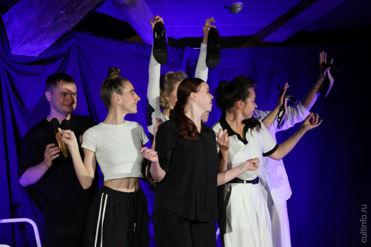 Спектакль об информационном шуме и поисках себя представили в Доме вологодского масла