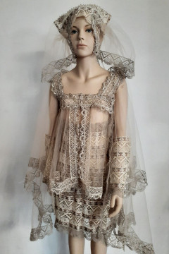 Кружевной костюм, ставший победителем конкурса от Nina Ricci, показывает Кирилло-Белозерский музей