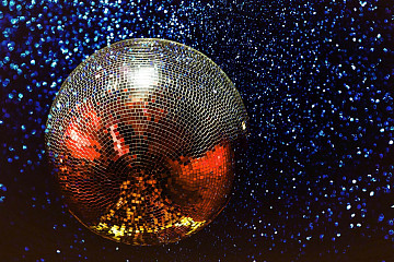 «Новый год в стиле диско» начнется в Вологде 2 января. В программе – пять вечерних концертов на Кремлевской площади