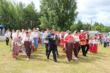 Более трех тысяч человек познакомились с культурой вепсов на фестивале «Древо жизни» в Бабаевском округе