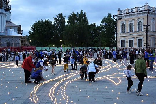 Огненную картину площадью 800 кв. м выложили на Кремлевской площади в преддверии Дня памяти и скорби