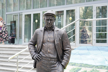 В Вологде открыли памятник Василию Шукшину у кинотеатра «Ленком»