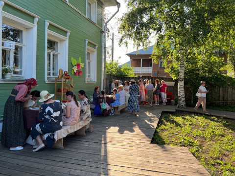 На летнюю «Мастеровую среду» ждет гостей «Резной палисад»