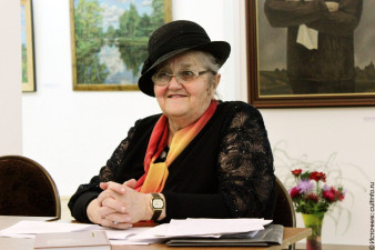 Элла Кириллова на заседании Клуба любителей искусства, 2012