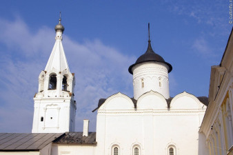 Спасо-Прилуцкий монастырь. Надвратная церковь Вознесения с колокольней / Spaso-Prilutsky monastery