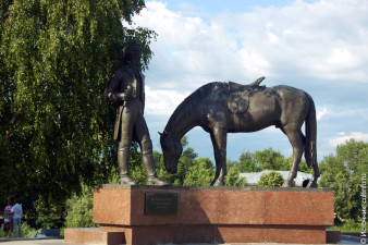 Памятник поэту на набережной р. Вологды