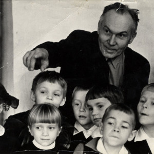 А.А. Угрюмов с учениками Тарногской средней школы. 1975 г. ГАВО. Ф. Р-9752. Оп. 2. Д. 96. Л. 1.