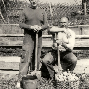 Р. А. Балакшин (слева), А. А. Грязев. Дата съемки – 1985 г. ГАВО. Ф. Р-4554. Оп. 5. Д. 417. Л. 5