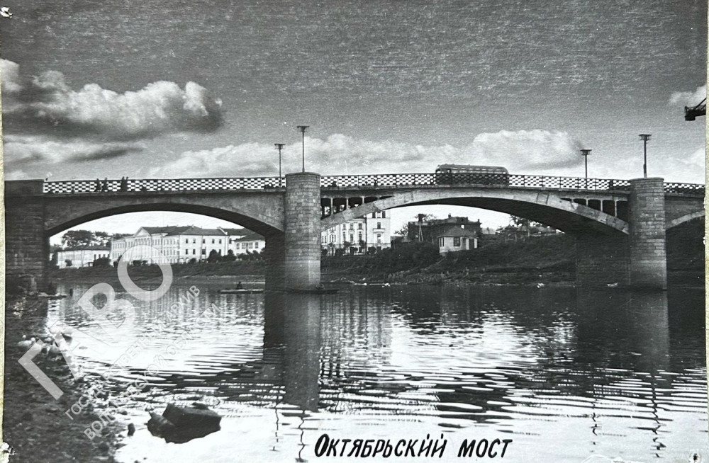 Вид на октябрьский мост. Дата съемки – [1960] г.  Автор съемка – В. Сизов. ГАВО. Ф. Р-5228. Оп. 8. Д. 2890.