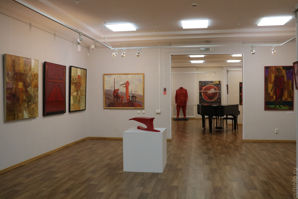 50 оттенков красного можно рассмотреть на новой выставке в Доме Корбакова