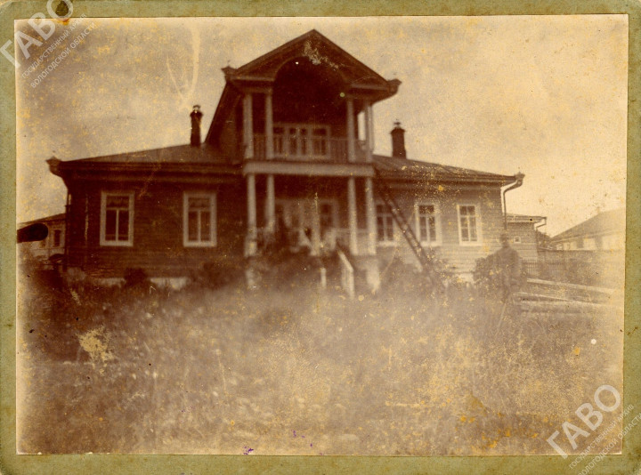 Фотография дома Спириных в г. Никольске. Дата съемки не установлена. Никольск. ГАВО. Ф. Р-5291. Оп. 4. Д. 9.