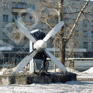 Арт-объект, установленный в честь А.Ф. Можайского. «Создателю первого самолета, адмиралу Русского флота, с благодарностью. Потомки». 5 апреля 2004 г. ГАВО. Ф. Р-5228. Оп. 1НГ. Д. 5762.