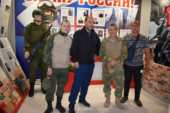 Участники СВО на экспозиции в Сокольском музее. Фото Сокольского краеведческого музея