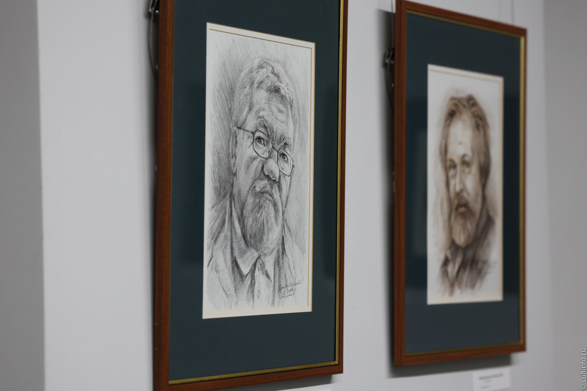 Выставку «Время топинамбуров» привез в Вологду череповецкий художник Евгений Калачёв