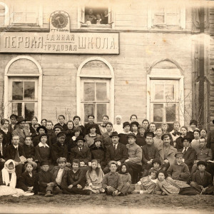 Евгения Петровна Хомякова (второй ряд, 5-я слева) с коллективом Грязовецкой школы для взрослых. 1920-1921 гг. Фото. Из фондов ГАВО.