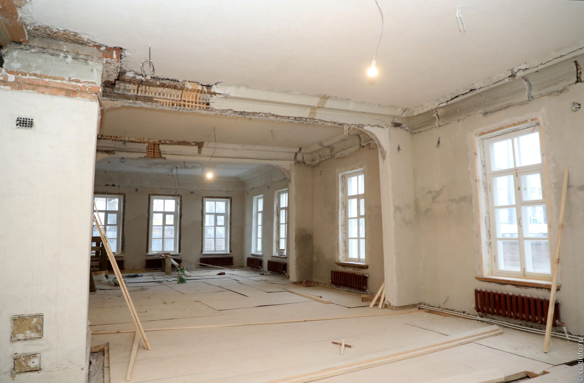 На первом этаже раскрыта анфилада помещений