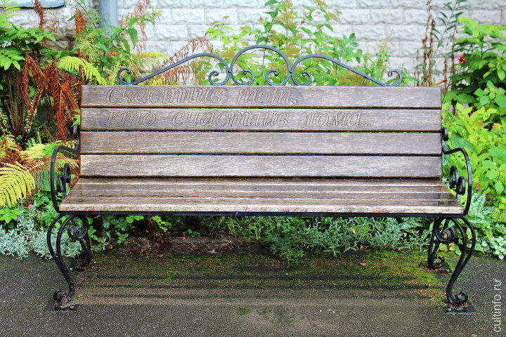 Фокинская скамейка у дома по ул. Октябрьской, 10