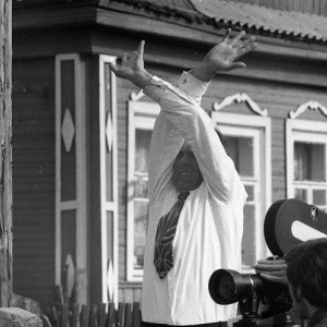 Василий Шукшин на съёмках. В правом нижнем углу - у кинокамеры оператор Заболоцкий А.Д. с ассистентом. 1973 г. Автор фото: Гневашев И.И. «Государственного центральный музей кино»