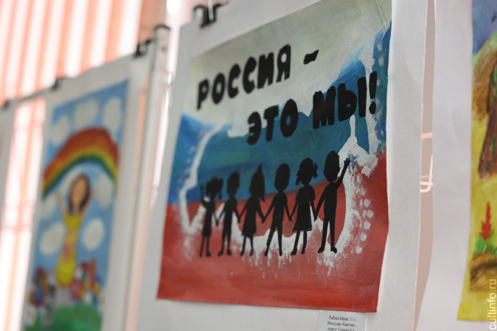«Сердце России – мир в детских глазах»: выставка творческих работ ребят из Донецка и Вологды открылась в областной библиотеке 