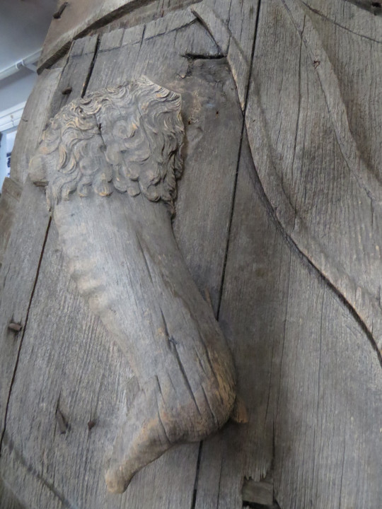 Деталь герба Дома Левашова. Фото Олега Никитина