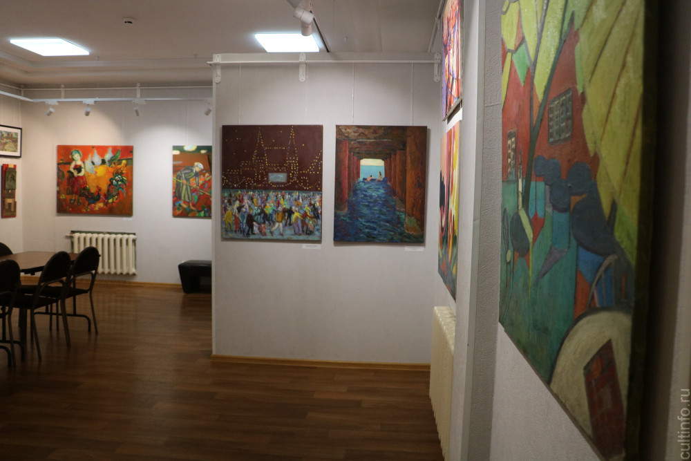 50 оттенков красного можно рассмотреть на новой выставке в Доме Корбакова