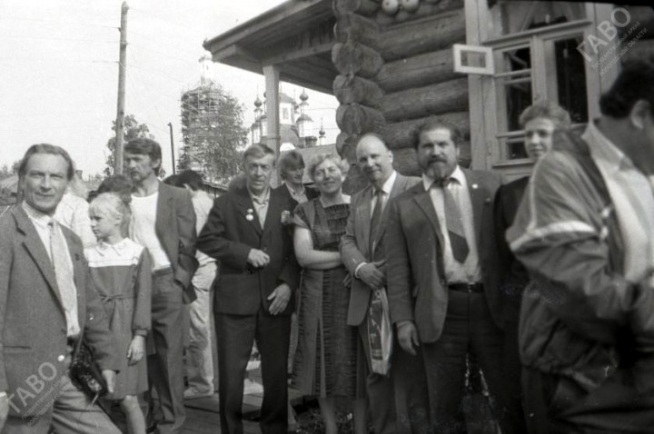 Участники торжественного открытия музея И.А. Кускова в г. Тотьме. 19 августа 1990 г. ГАВО. Ф. Р-2035. Оп. 28. Д. 184. Л.28