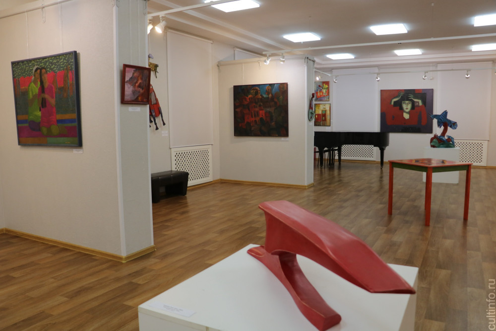 50 оттенков красного можно рассмотреть на новой выставке в Доме Корбакова