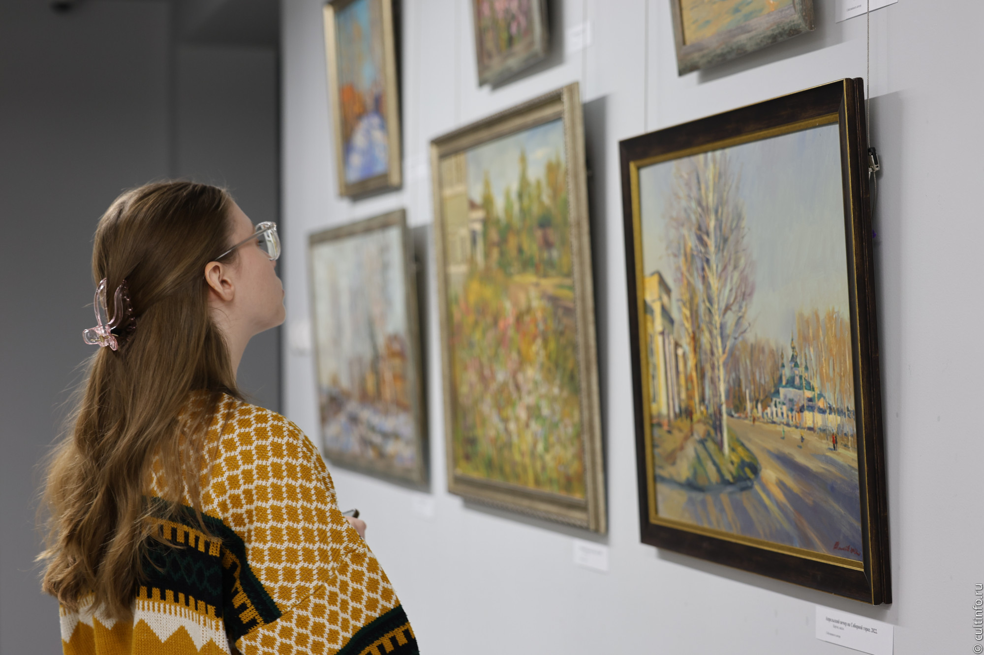 Выставку «Время топинамбуров» привез в Вологду череповецкий художник Евгений Калачёв