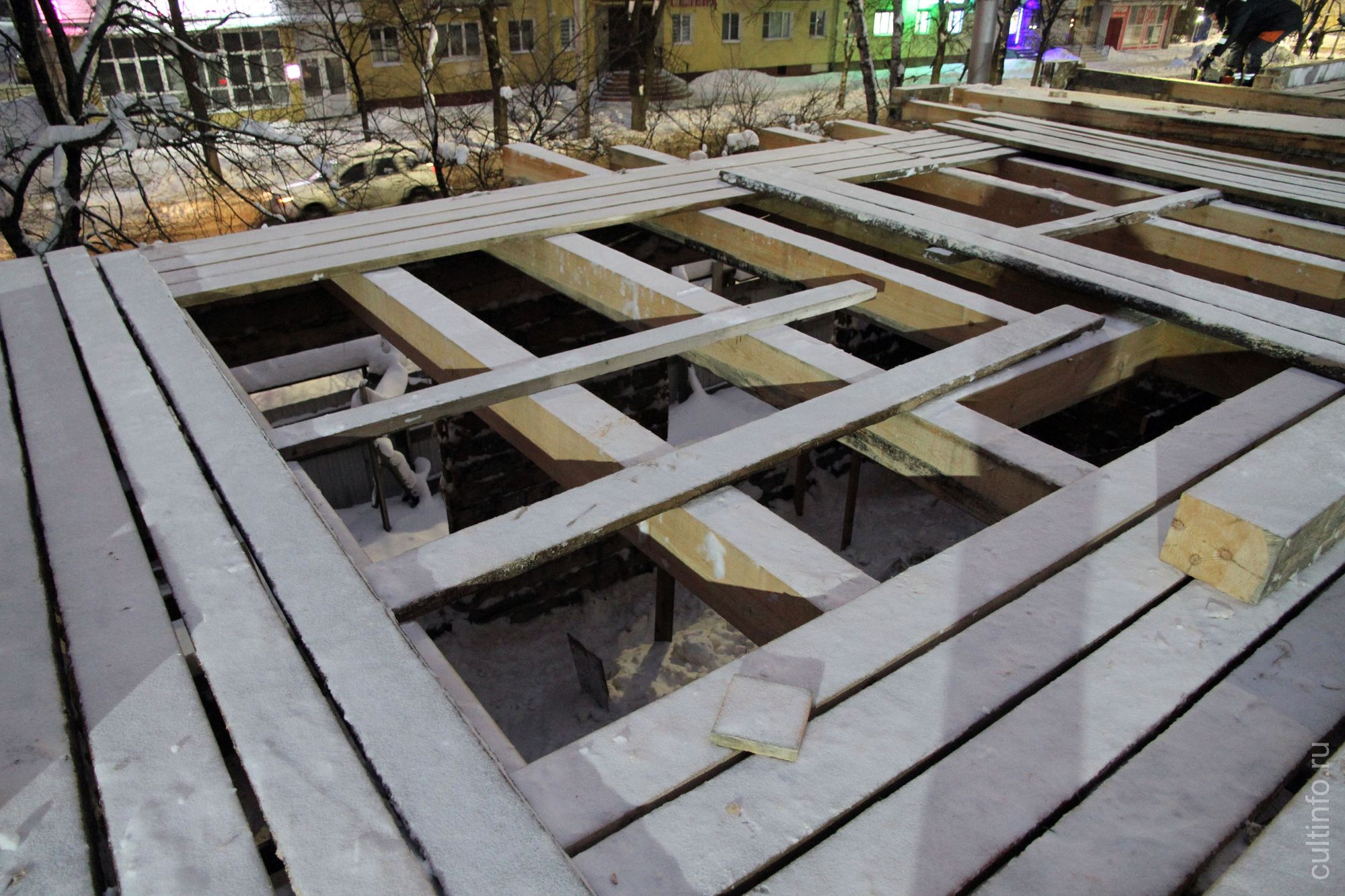  Дом работников треста «Севтранслес» на ул. Зосимовской, 54 в процессе реставрации