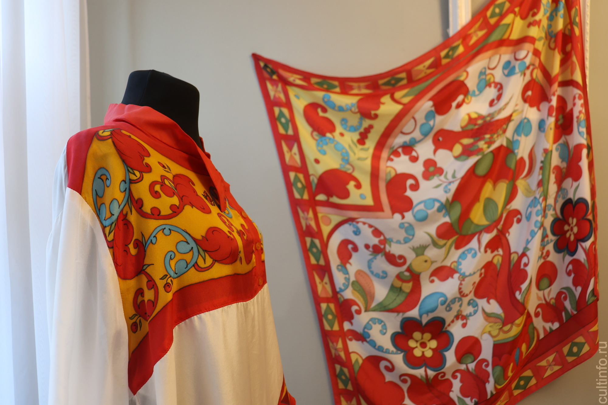 Борецкую роспись на шелке увидят вологжане в Центре ремесел