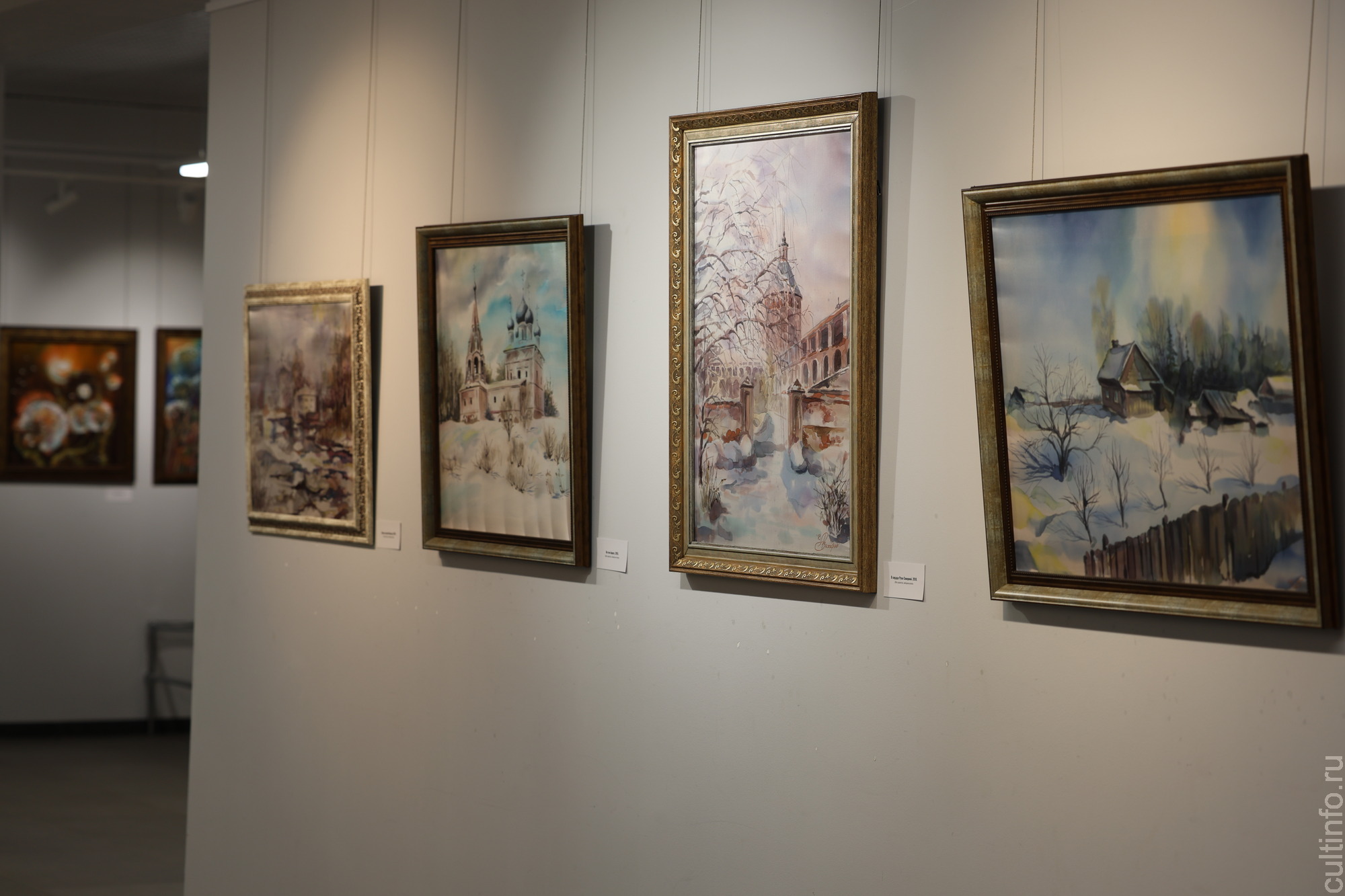 Все разнообразие батика – на выставке «В переплетениях цвета»  Романа Захарова в картинной галерее 