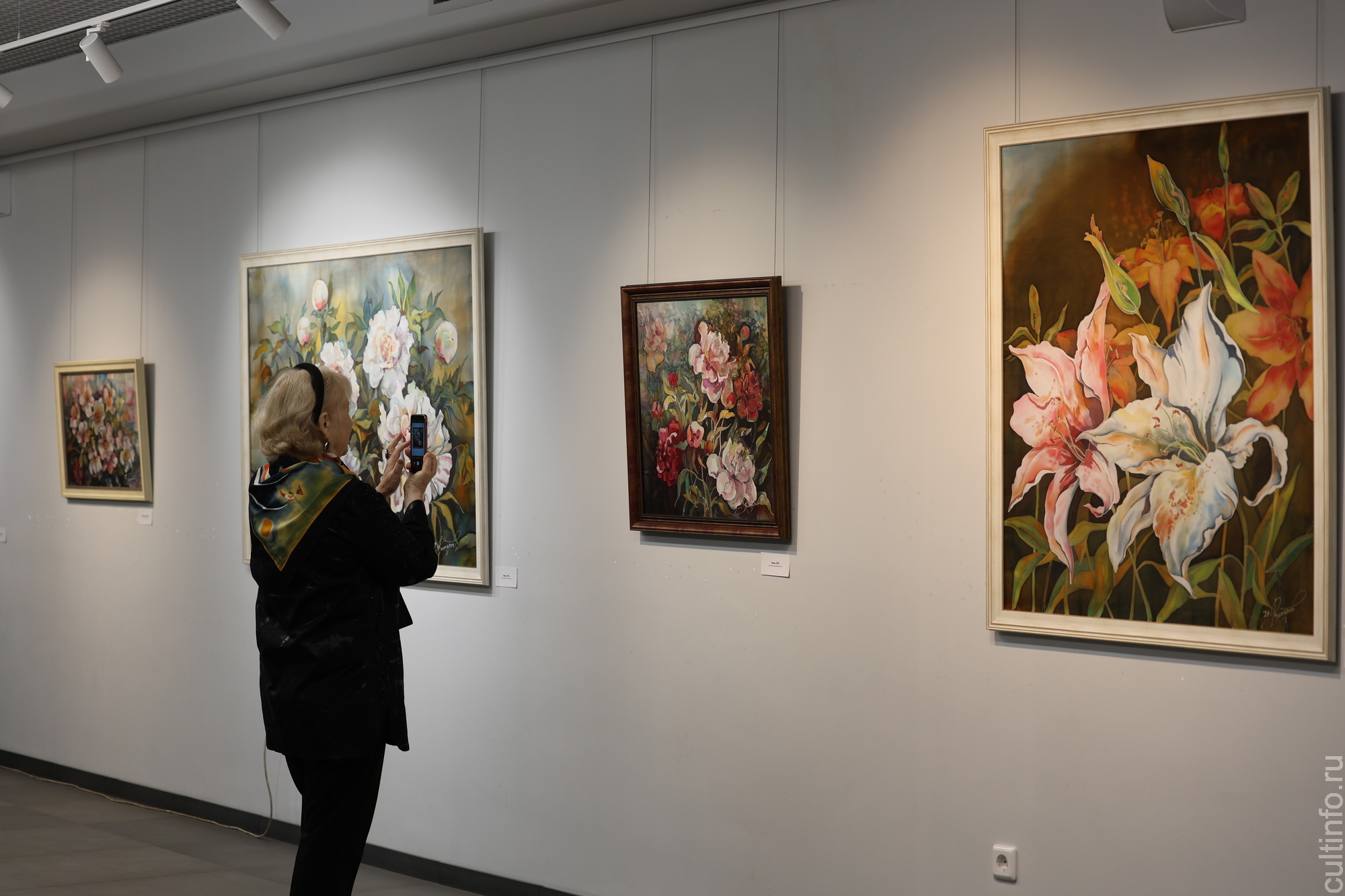 Все разнообразие батика – на выставке «В переплетениях цвета»  Романа Захарова в картинной галерее 