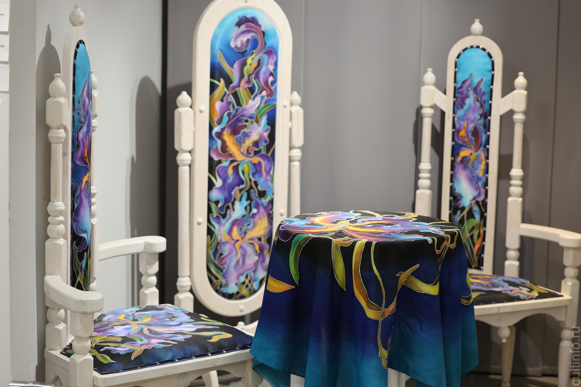 Все разнообразие батика – на выставке «В переплетениях цвета»  Романа Захарова в картинной галерее 