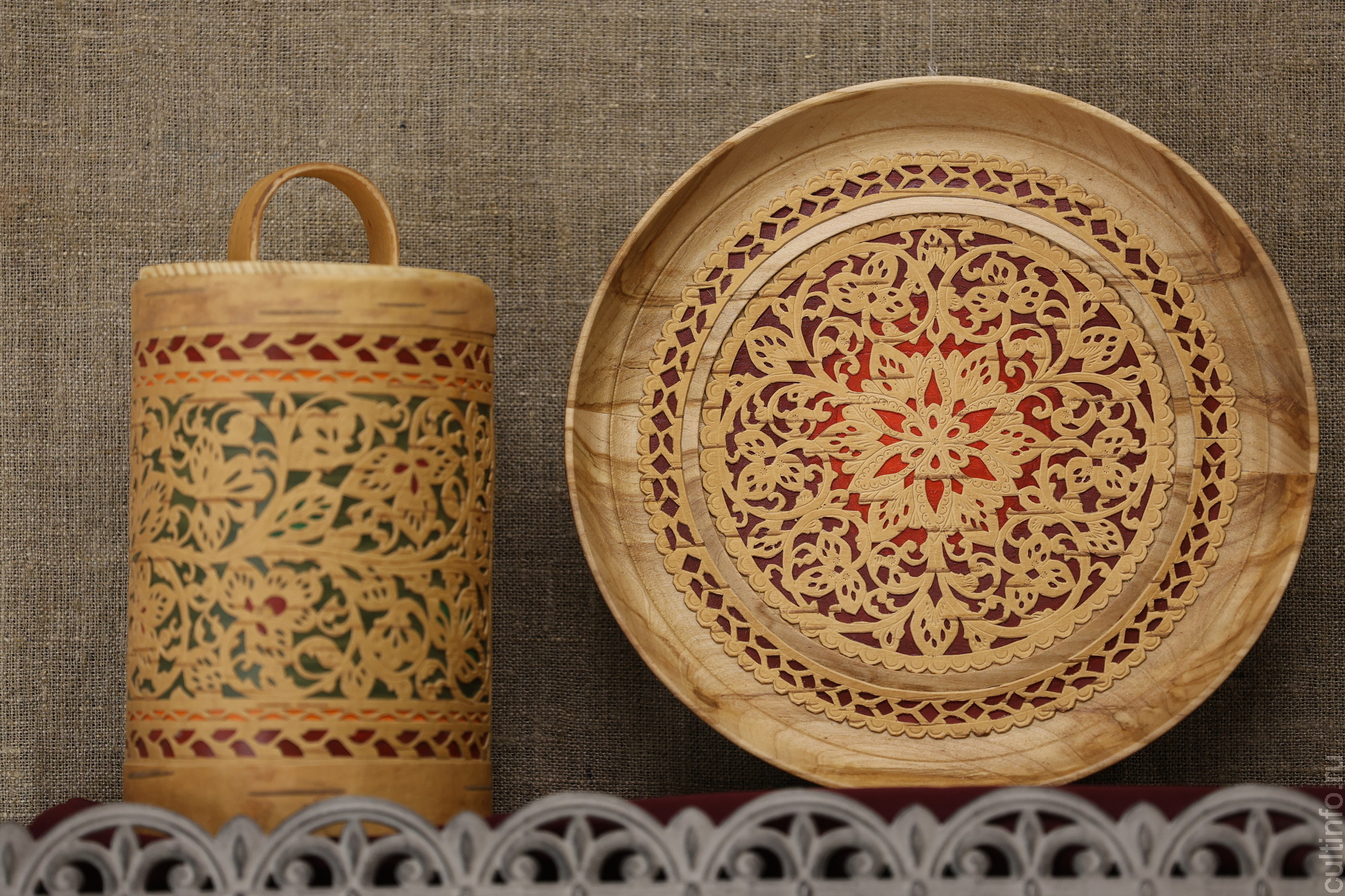 В центре «Резной палисад» представлены лучшие работы юных мастеров – участников традиционного конкурса «Козуля»