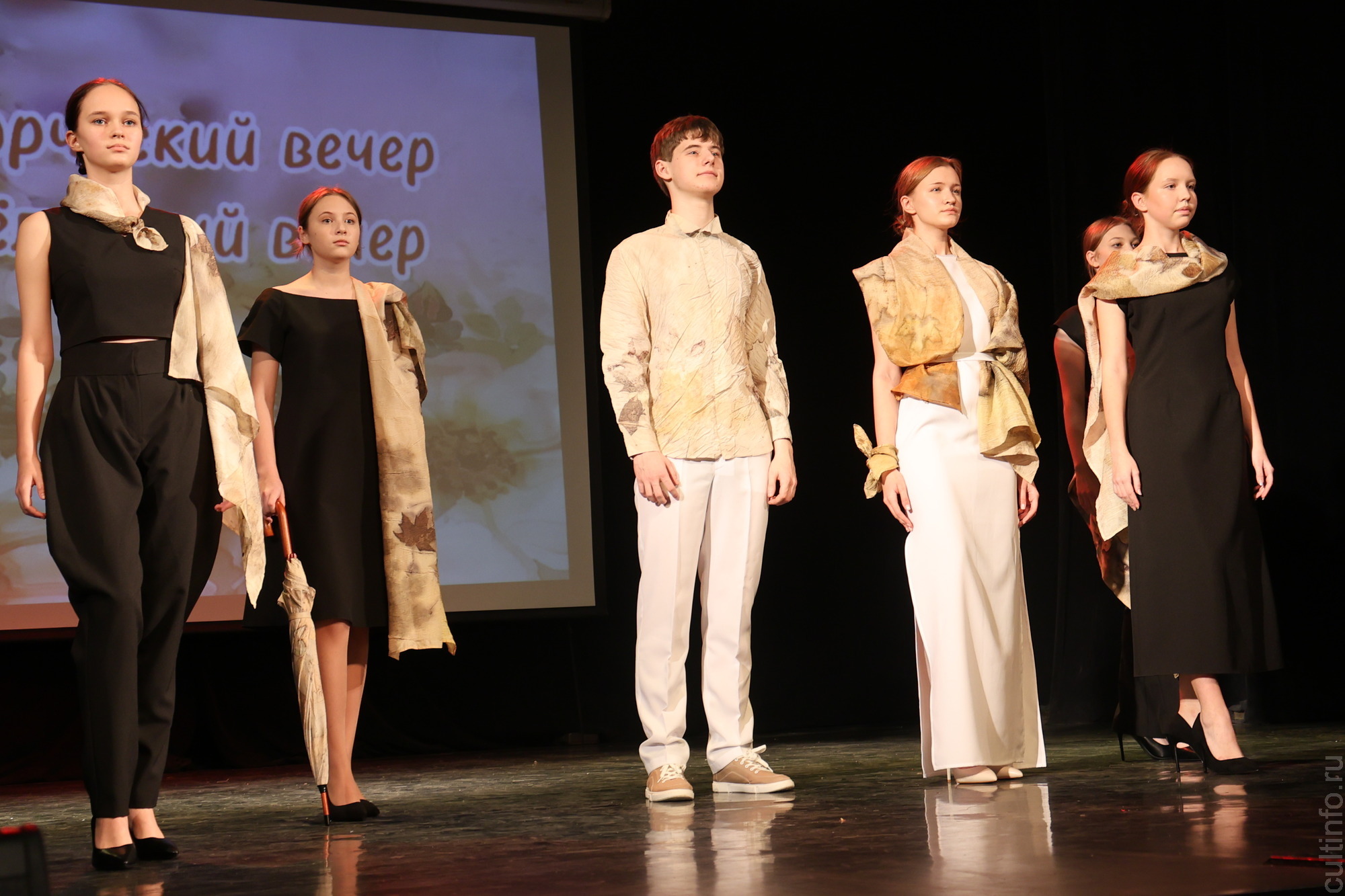 Яркое настроение создал творческий вечер «Шелковая симфония» Романа Захарова