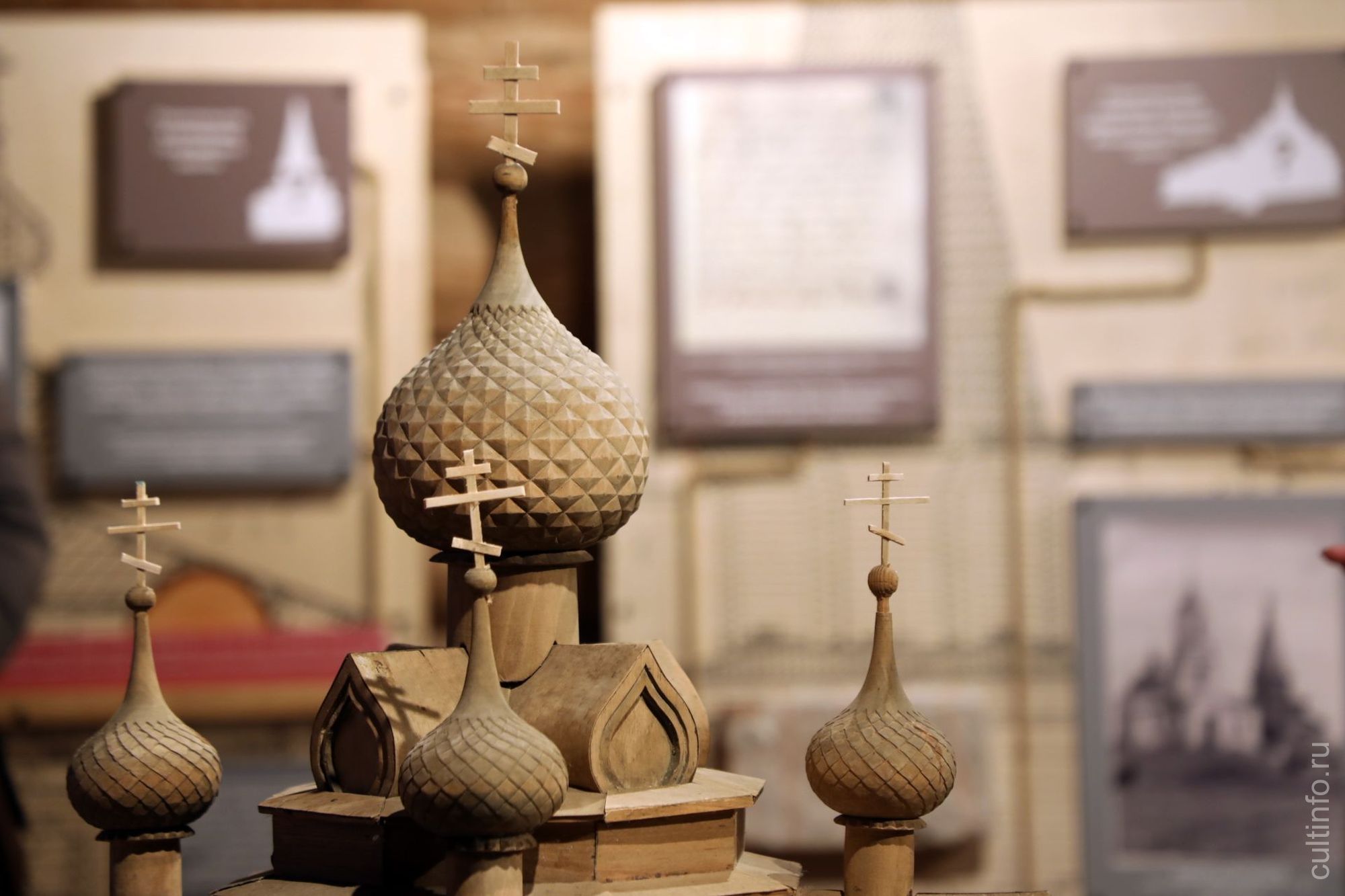 Выставка «Георгиевская церковь в русской культуре» открылась на паперти храма в музее «Семёнково»